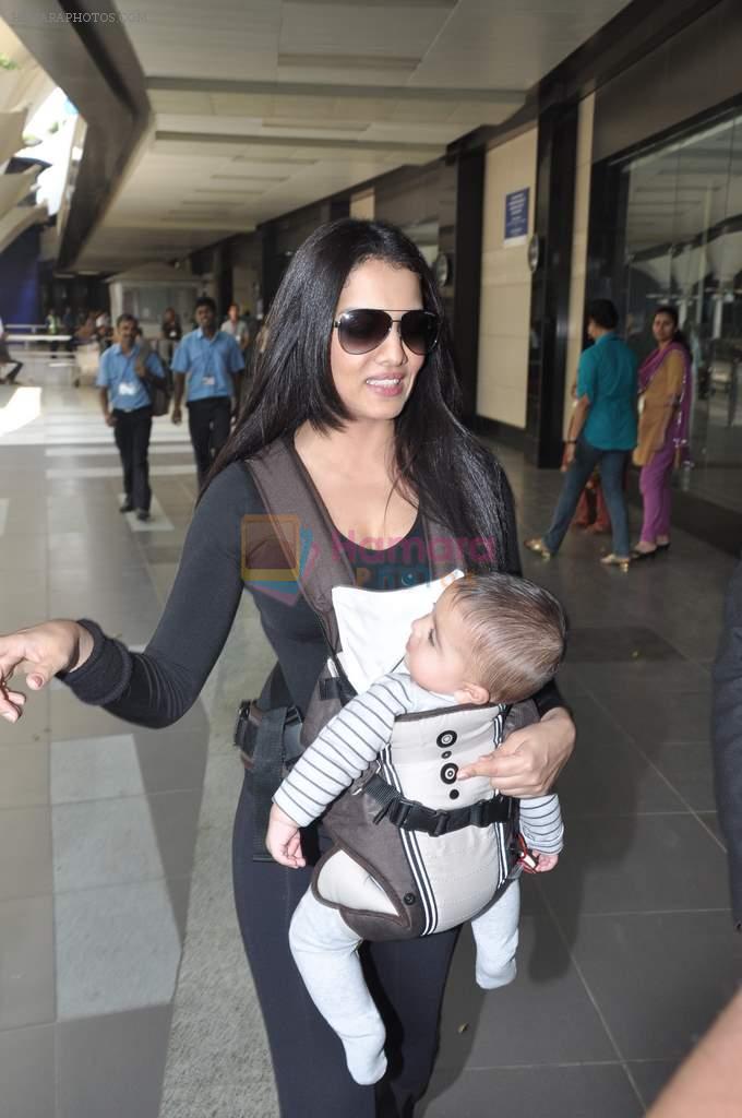 Celina Jaitley snapped with her twins at airport in Mumbai on 18th Oct 2012
