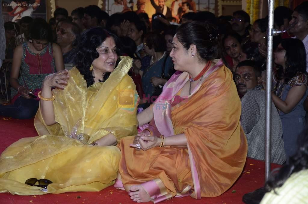 Moushumi Chatterjee, Tina Ambani at North Mumbai durga pooja in Mumbai on 22nd Oct 2012