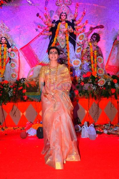 Kajol at North Bombay Sarbojanin Durga Puja 2012- Juhu