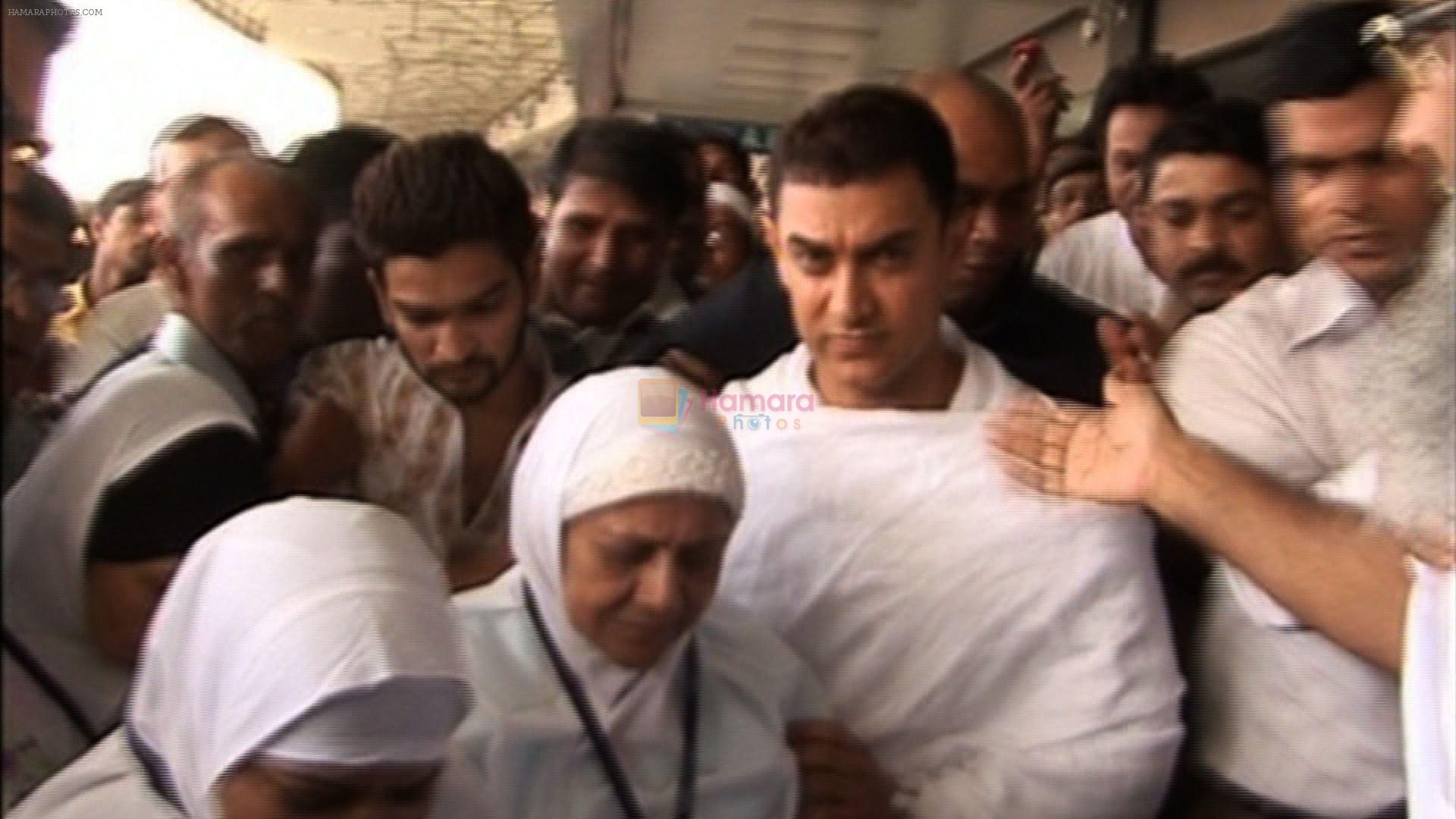 Aamir khan departs for hajj yatra in Mumbai on 22nd Oct 2012