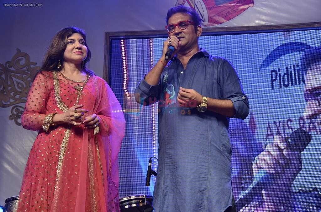 Alka Yagnik, Abhijeet Bhattacharya at Abhijeet's durga celebrations in Andheri, Mumbai on 23rd Oct 2012