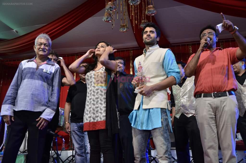 Jackky Bhagnani, Nidhi subbaiah at Ajab Gajab Love promotions in Juhu, Mumbai on 23rd Oct 2012
