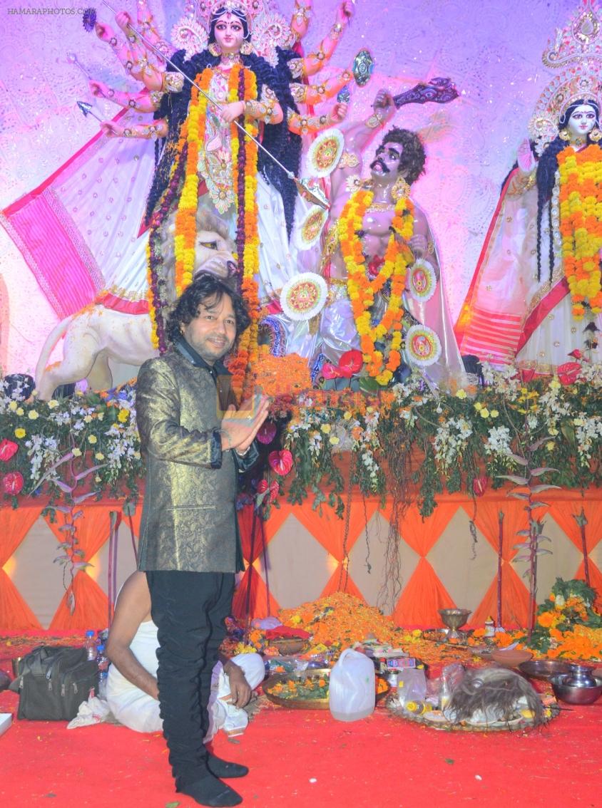 Kailash Kher at North Bombay Sarbojanin Durga Puja in Mumbai on 24th Oct 2012