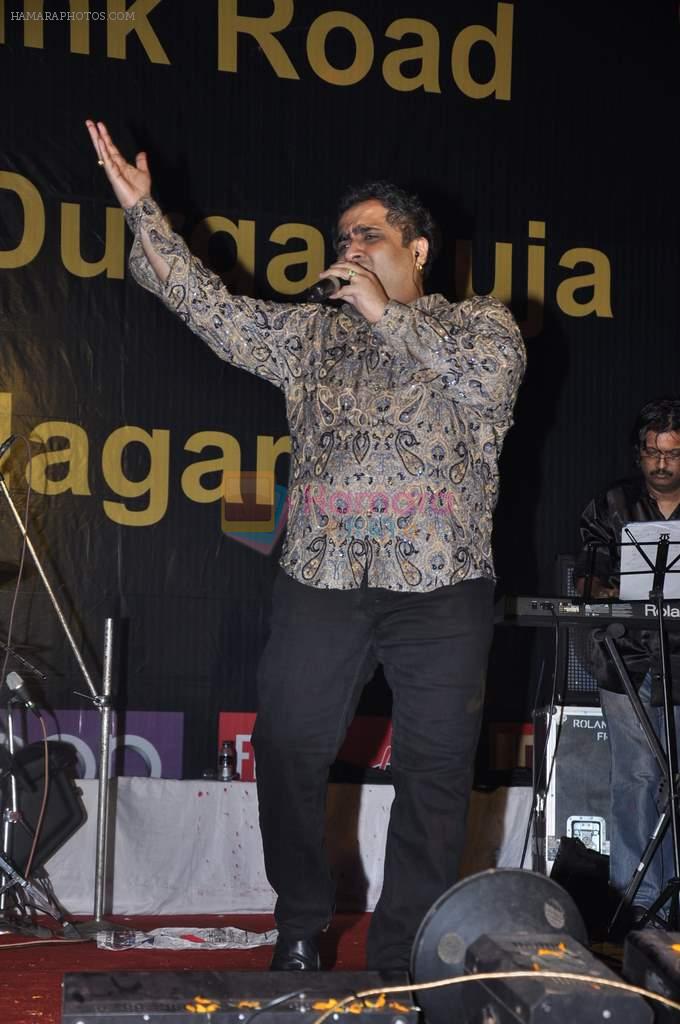 Kunal Ganjawala at DN Nagar durga pooja in Mumbai on 24th Oct 2012