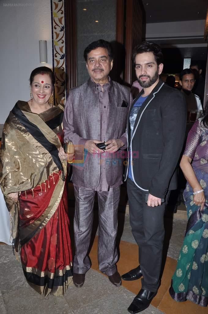 Shatrughan Sinha, Poonam Sinha, Luv Sinha at Pahlaj Nahlani's sons wedding reception in Mumbai on 26th Oct 2012