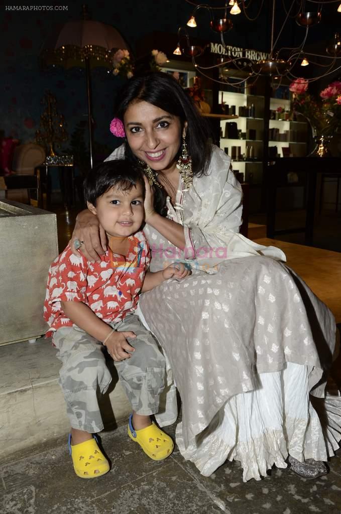 Simran Lall with Son at Good Earth Unveils their Farah Baksh Design Collection 2012-2013 in Lower Parel,Mumbai on 27th Oct 2012