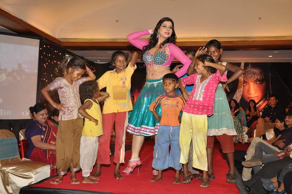 Sambhavna Seth at Shabd film promotion fashion show with beggars on the ramp on 29th Oct 2012