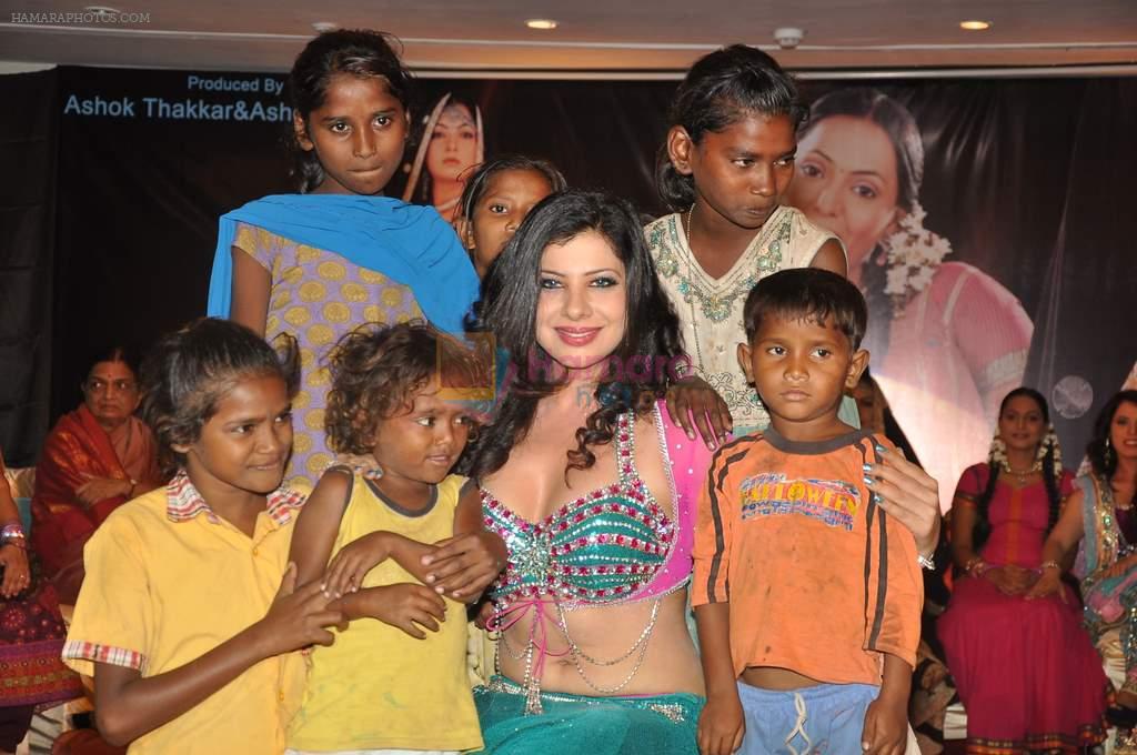 Sambhavna Seth at Shabd film promotion fashion show with beggars on the ramp on 29th Oct 2012