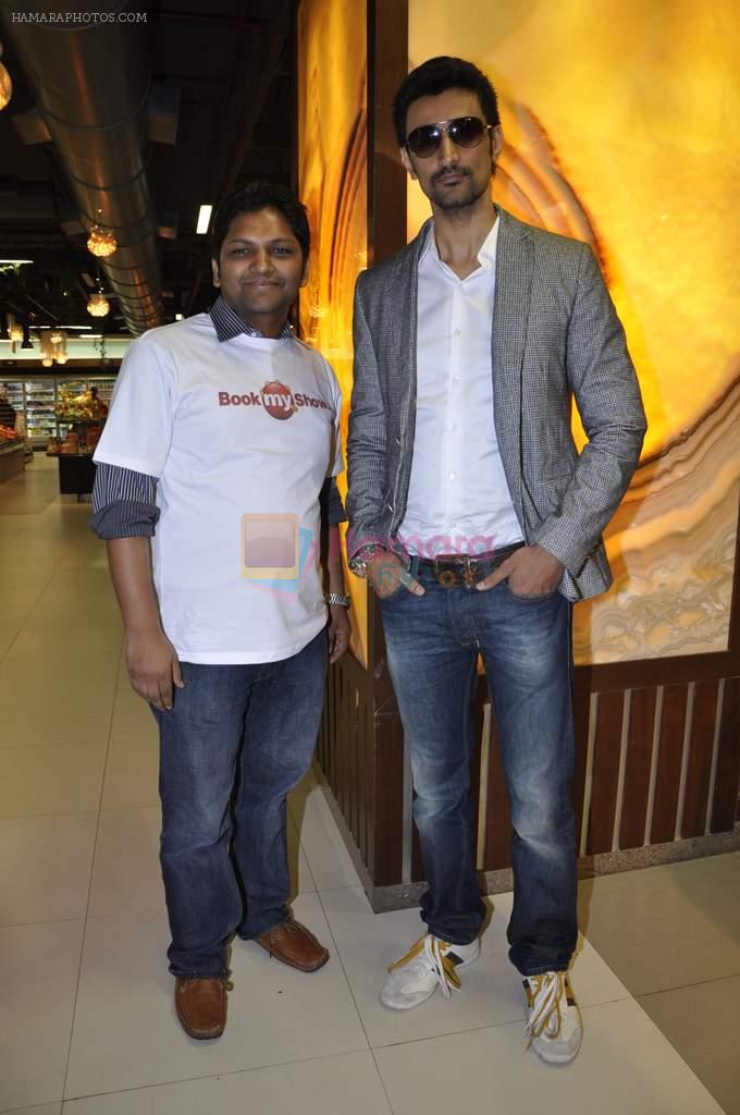 Kunal Kapoor cooks for fans at Book my show contest winners greet n meet event on 2nd Nov 2012