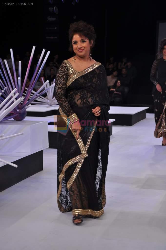 Revati walk the ramp for Neeta Lulla Show at Blender's Pride Fashion Tour Day 2 on 4th Nov 2012