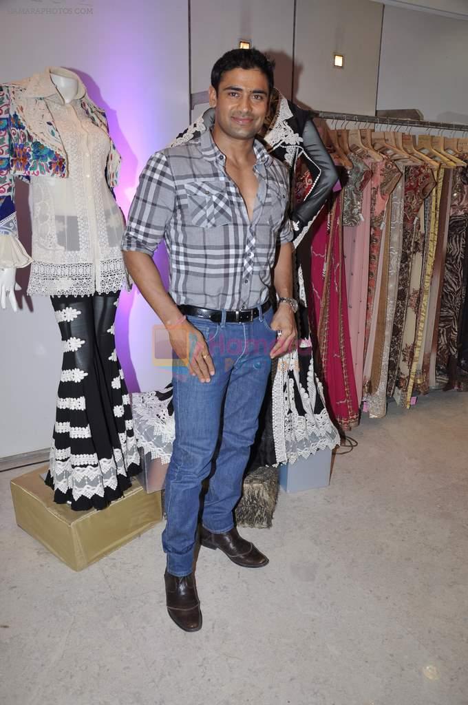 Sangram Singh at Kimaya showcases Ritu beri's collection in Juhu, Mumbai on 5th Nov 2012