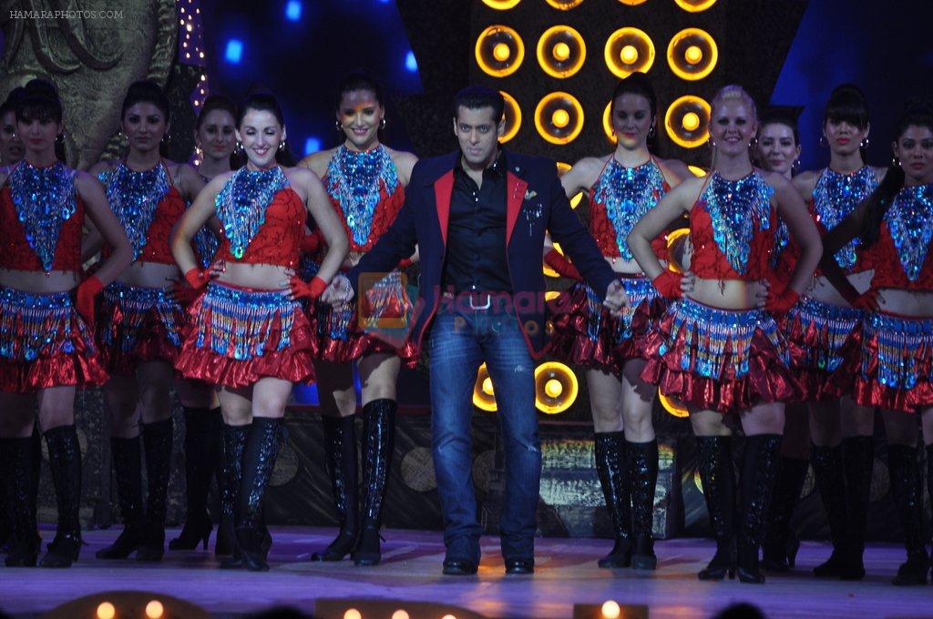 Salman Khan performs at People's Choice Awards in Filmcity, Mumbai on 28th Oct 2012