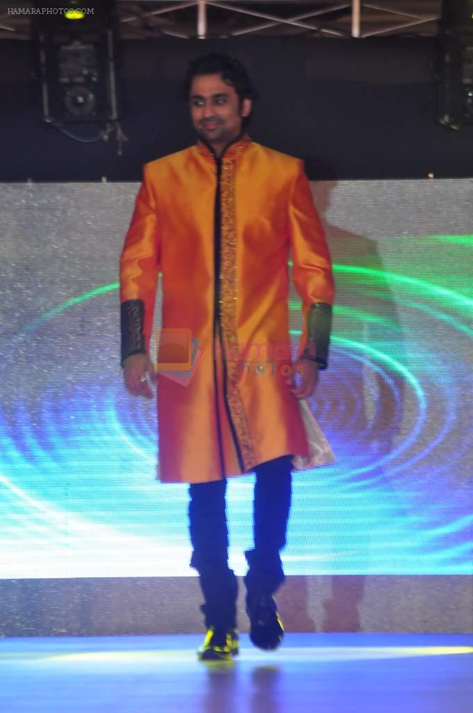 Anuj Saxena walk the ramp at Umeed-Ek Koshish charitable fashion show in Leela hotel on 9th Nov 2012.1