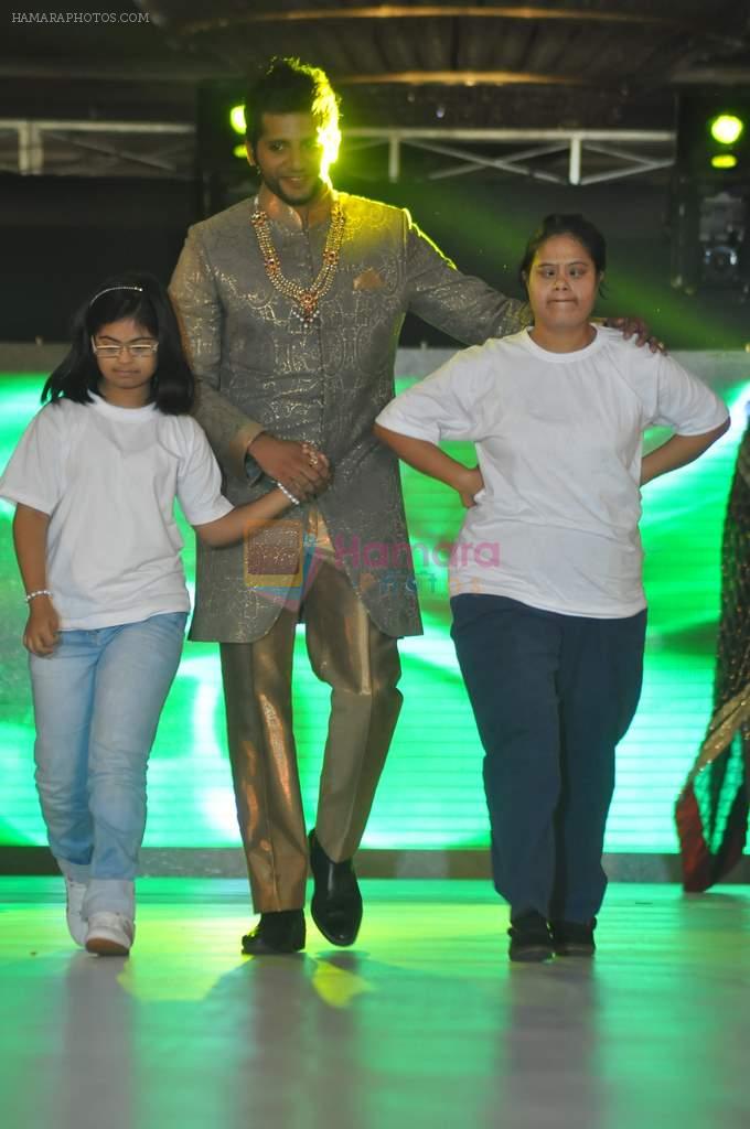 Karnvir Bohra walk the ramp at Umeed-Ek Koshish charitable fashion show in Leela hotel on 9th Nov 2012.1