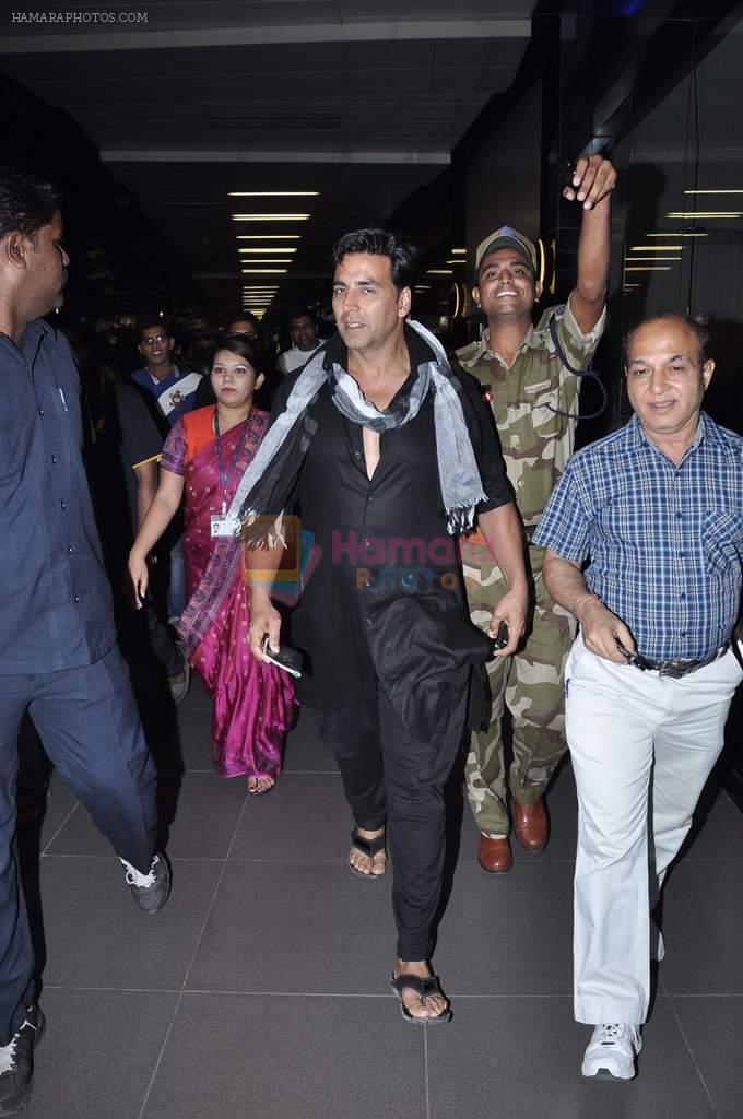 Akshay kumar snapped at the airport in Mumbai on 9th Nov 2012