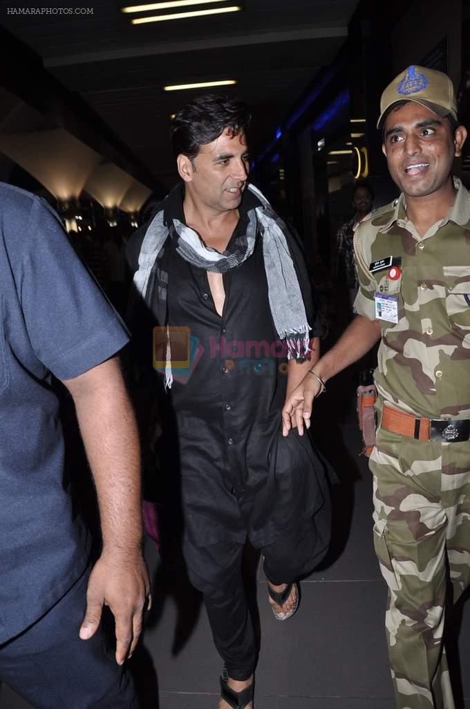 Akshay kumar snapped at the airport in Mumbai on 9th Nov 2012