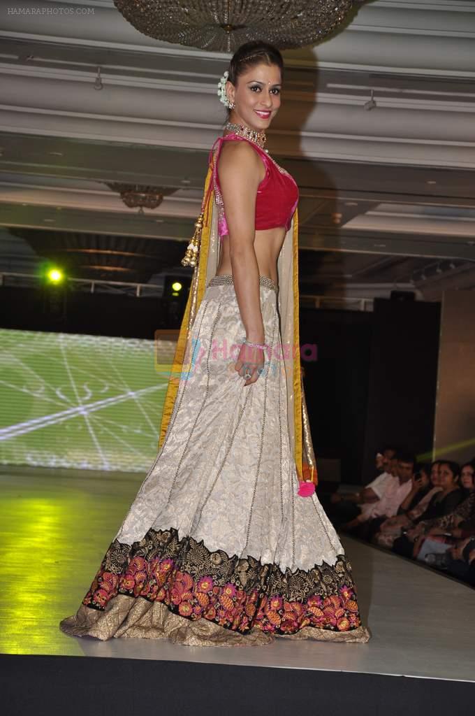 Shilpa Saklani walk the ramp at Umeed-Ek Koshish charitable fashion show in Leela hotel on 9th Nov 2012