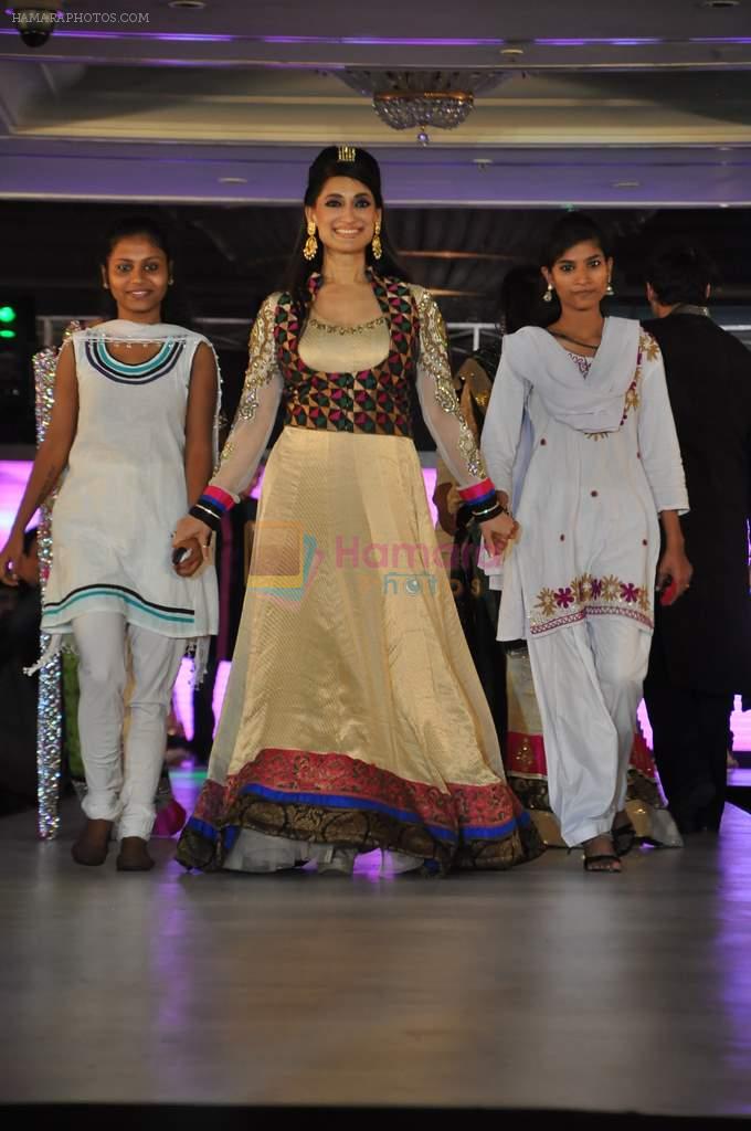 Lucky Morani walk the ramp at Umeed-Ek Koshish charitable fashion show in Leela hotel on 9th Nov 2012.1