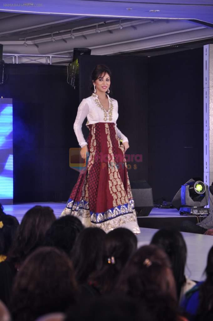 Mouli Ganguly walk the ramp at Umeed-Ek Koshish charitable fashion show in Leela hotel on 9th Nov 2012