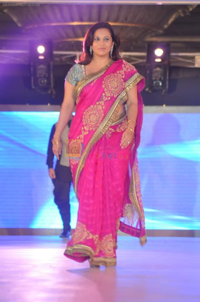 Manasi Joshi Roy walk the ramp at Umeed-Ek Koshish charitable fashion show in Leela hotel on 9th Nov 2012,1