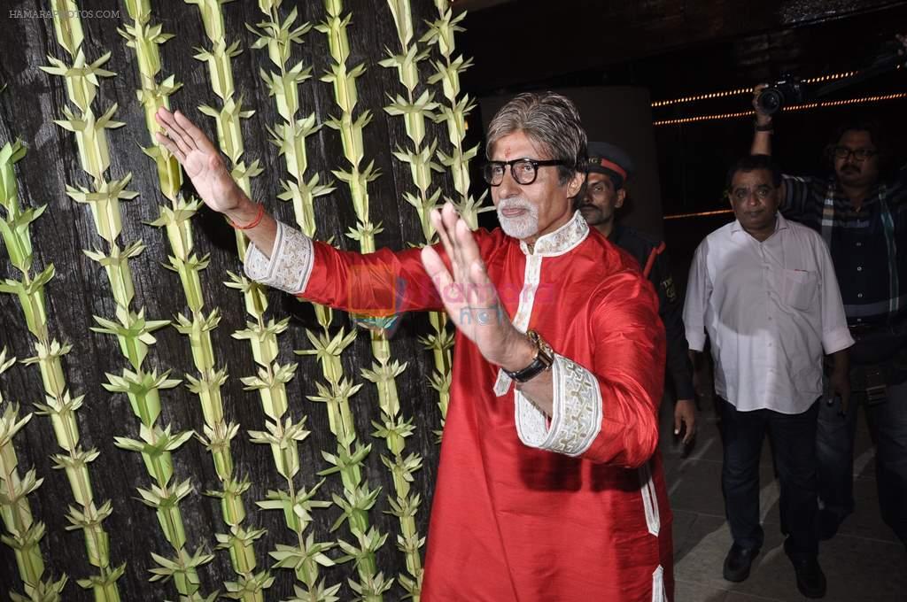 Amitabh Bachchan celebrates Diwali in Mumbai on 13th Nov 2012