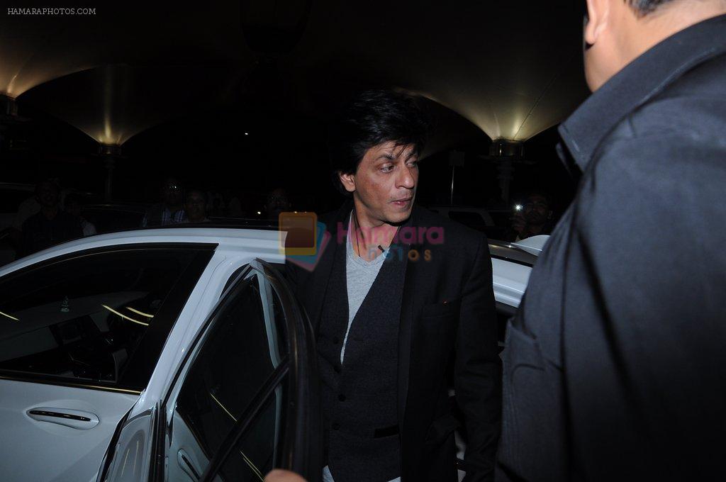Shahrukh Khan snapped at the Airport, Mumbai on 17th Nov 2012