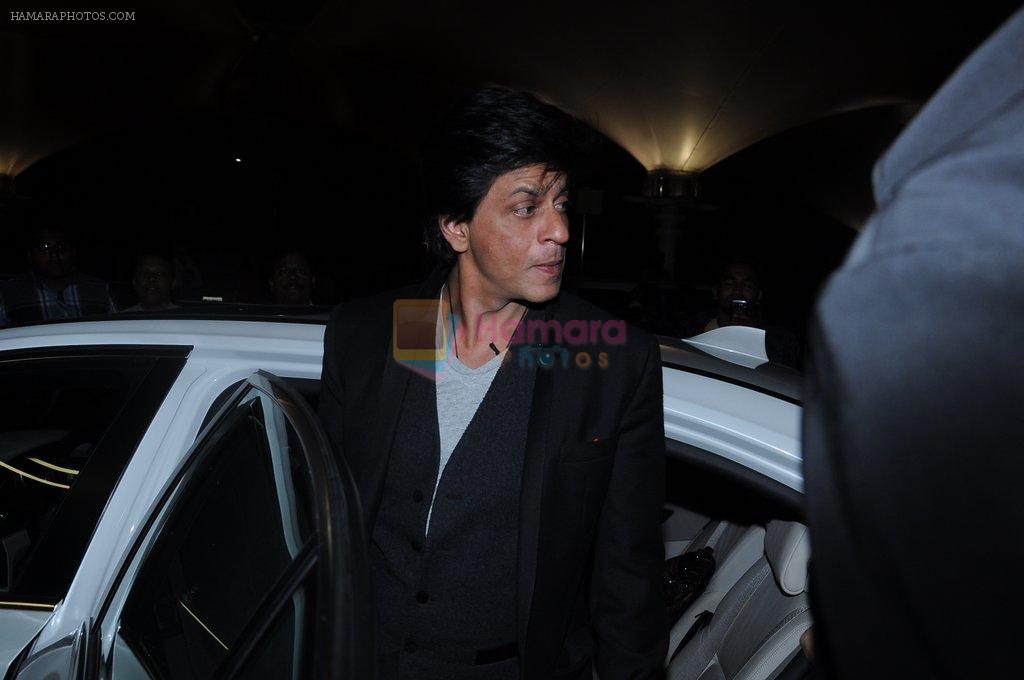 Shahrukh Khan snapped at the Airport, Mumbai on 17th Nov 2012