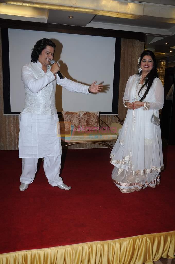 Harish Moyal with His Wife  Meenu Moyal at Harish Moyal wedding anniversary in Mumbai on 21st Nov 2012