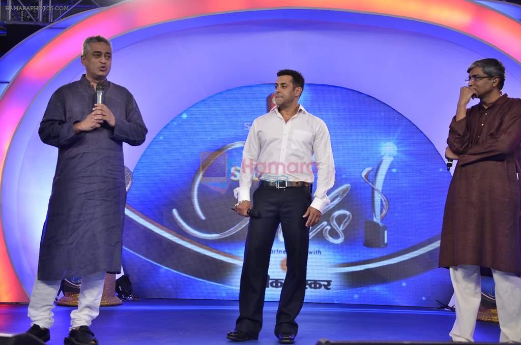 Salman Khan at IBN 7 Super Idols Award ceremony in Mumbai on 25th Nov 2012