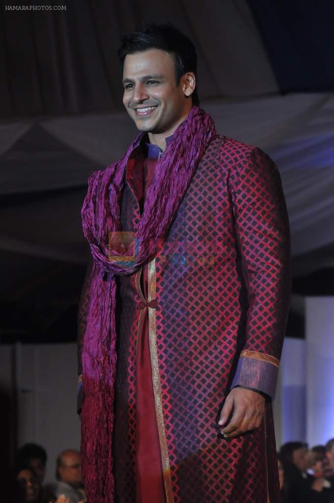 Vivek Oberoi at Global peac fashion show by Neeta Lulla at Welingkar Institute in Mumbai on 26th Nov 2012