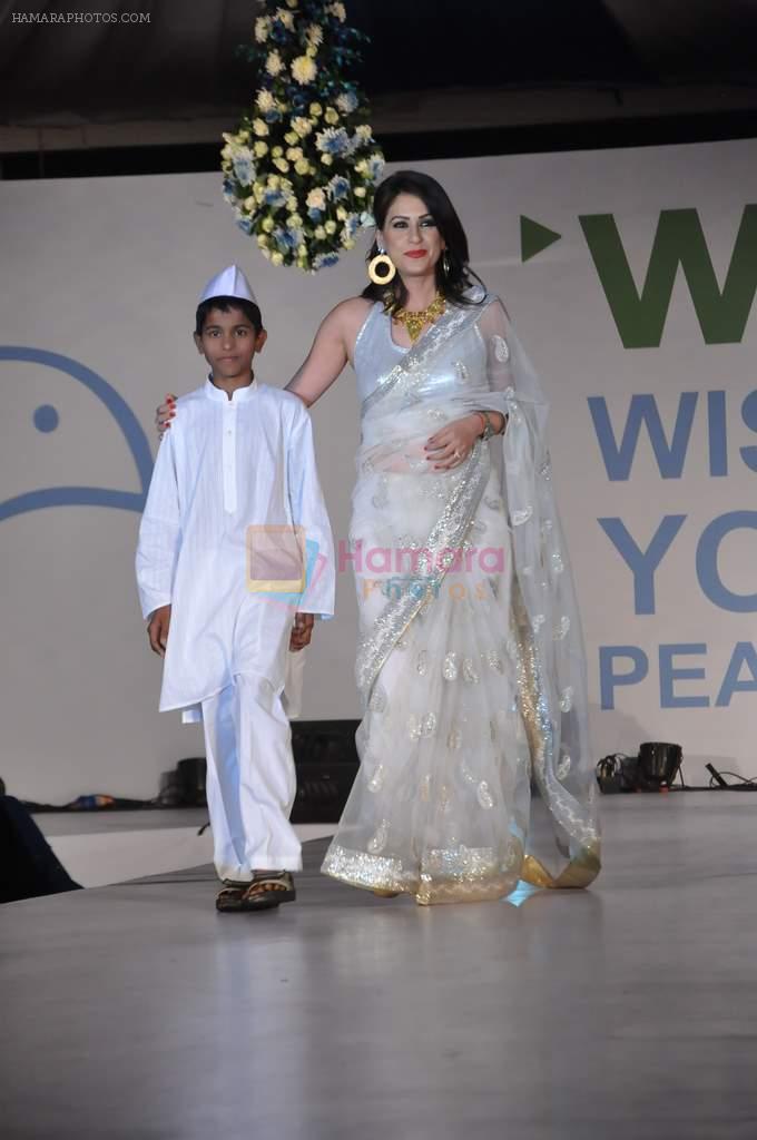 Amrita Raichand at Global peac fashion show by Neeta Lulla at Welingkar Institute in Mumbai on 26th Nov 2012