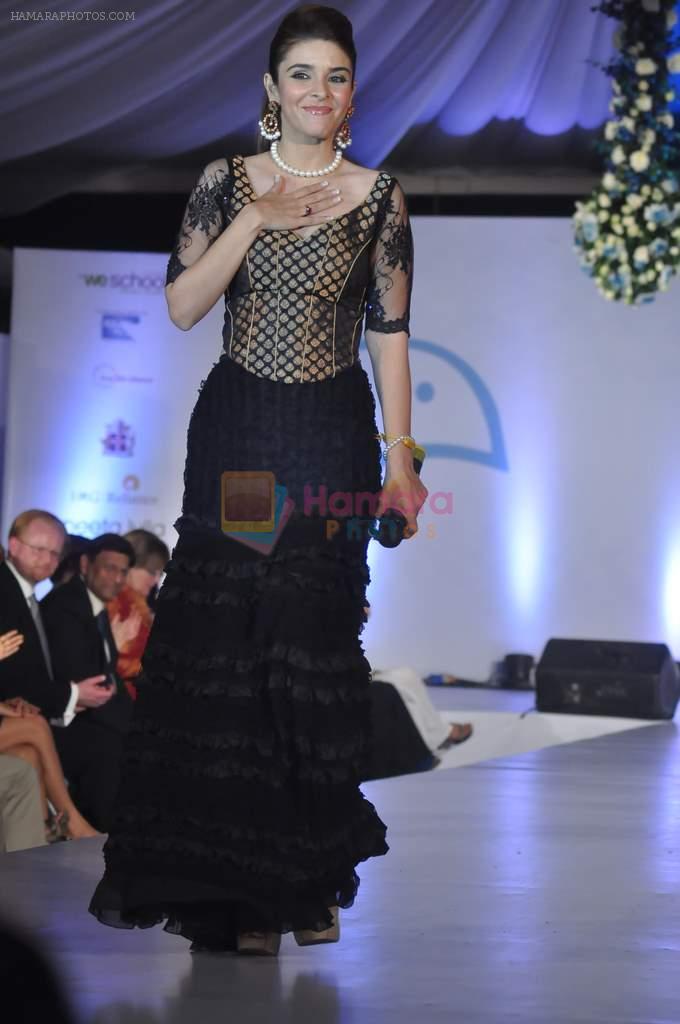Raageshwari Loomba at Global peac fashion show by Neeta Lulla at Welingkar Institute in Mumbai on 26th Nov 2012