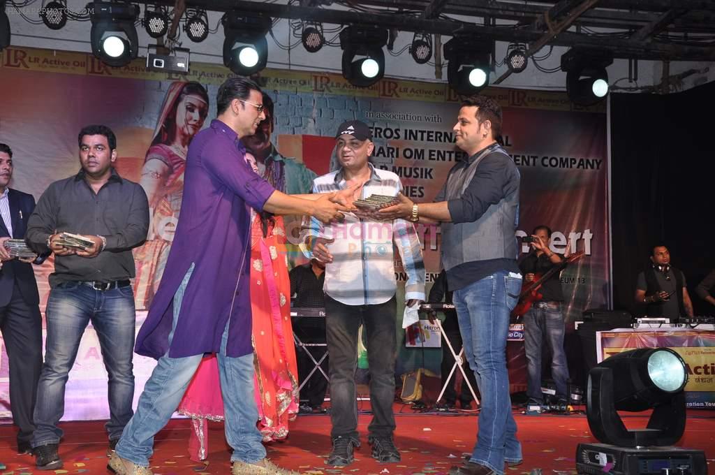 Akshay Kumar, Asin Thottumkal at Khiladi 786 promotions in Mithibai College on 27th Nov 2012