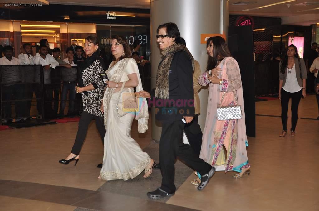 Zarine Khan, Sanjay Khan at Talaash film premiere in PVR, Kurla on 29th Nov 2012