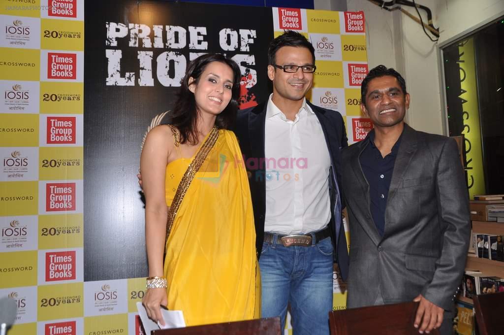 Vivek Oberoi, Vinod Nair, Tulip Joshi at the launch of Vinod Nair's book in Crossword, Mumbai on 30th Nov 2012