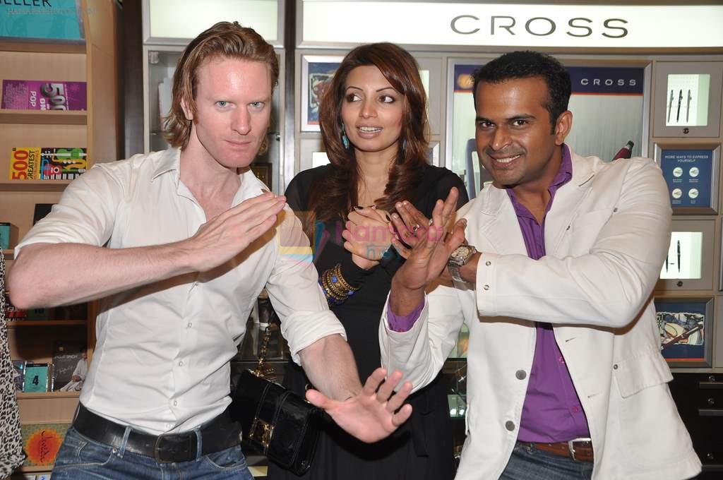 Shama Sikander, Alexx O Neil, Siddharth Kannan at the launch of Vinod Nair's book in Crossword, Mumbai on 30th Nov 2012