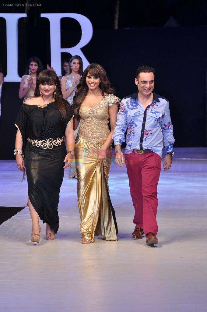 Bipasha Basu walk the ramp for Arjun and Anjalee Show at IRFW 2012 Day 3 in Goa on 30th Nov 2012