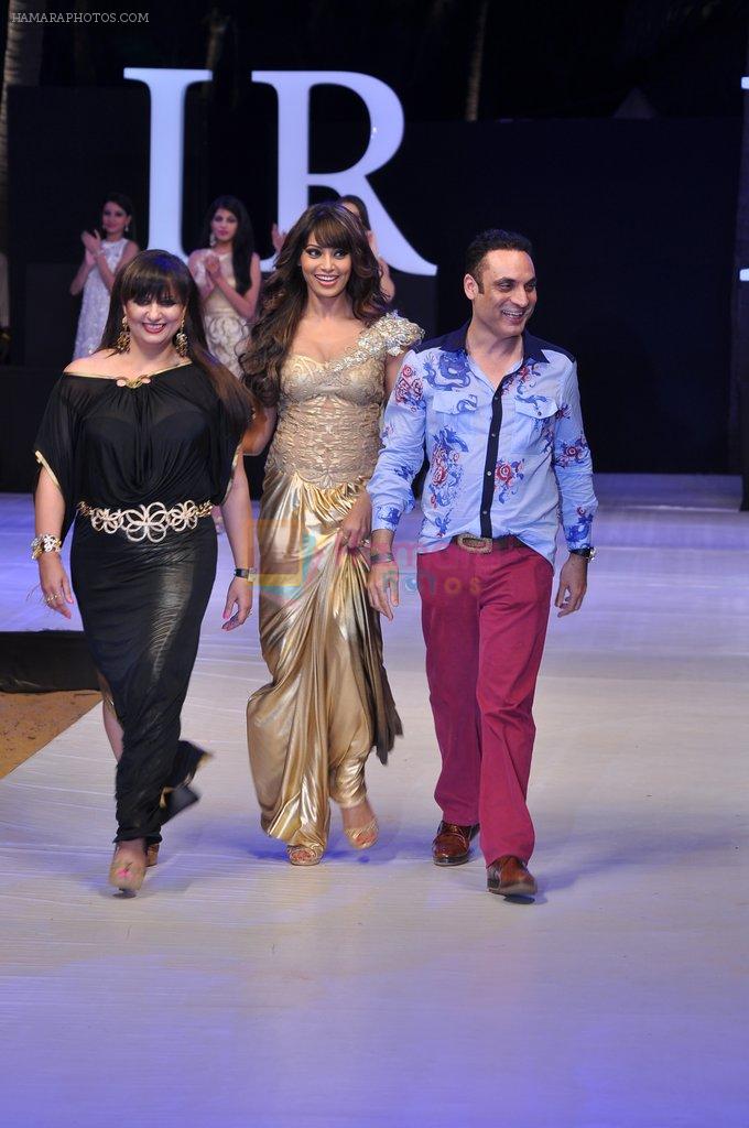 Bipasha Basu walk the ramp for Arjun and Anjalee Show at IRFW 2012 Day 3 in Goa on 30th Nov 2012
