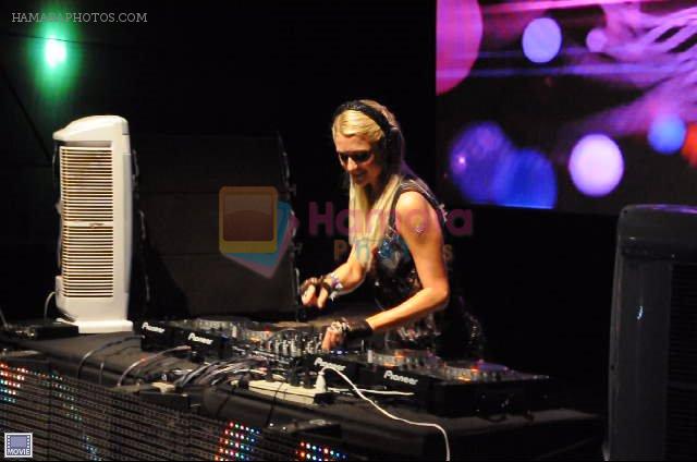 Paris Hilton play the perfect DJ at IRFW 2012 on 1st Dec 2012