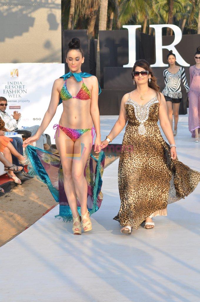 Model walk the ramp for Fatima Khan Show at IRFW 2012 in Goa on 1st Dec 2012