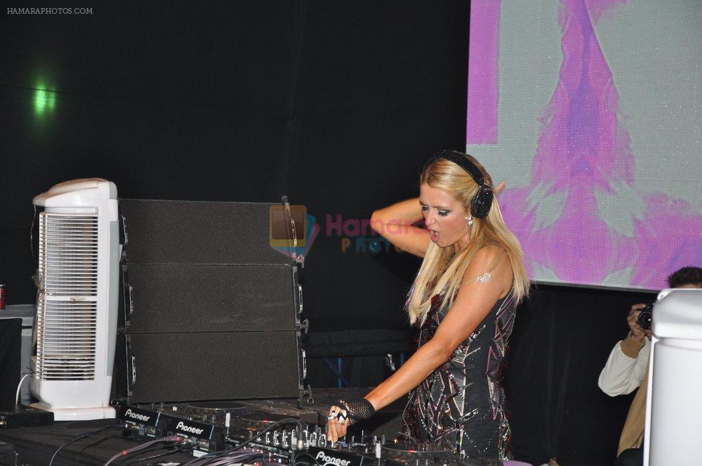 Paris Hilton play the perfect DJ at IRFW 2012 on 1st Dec 2012