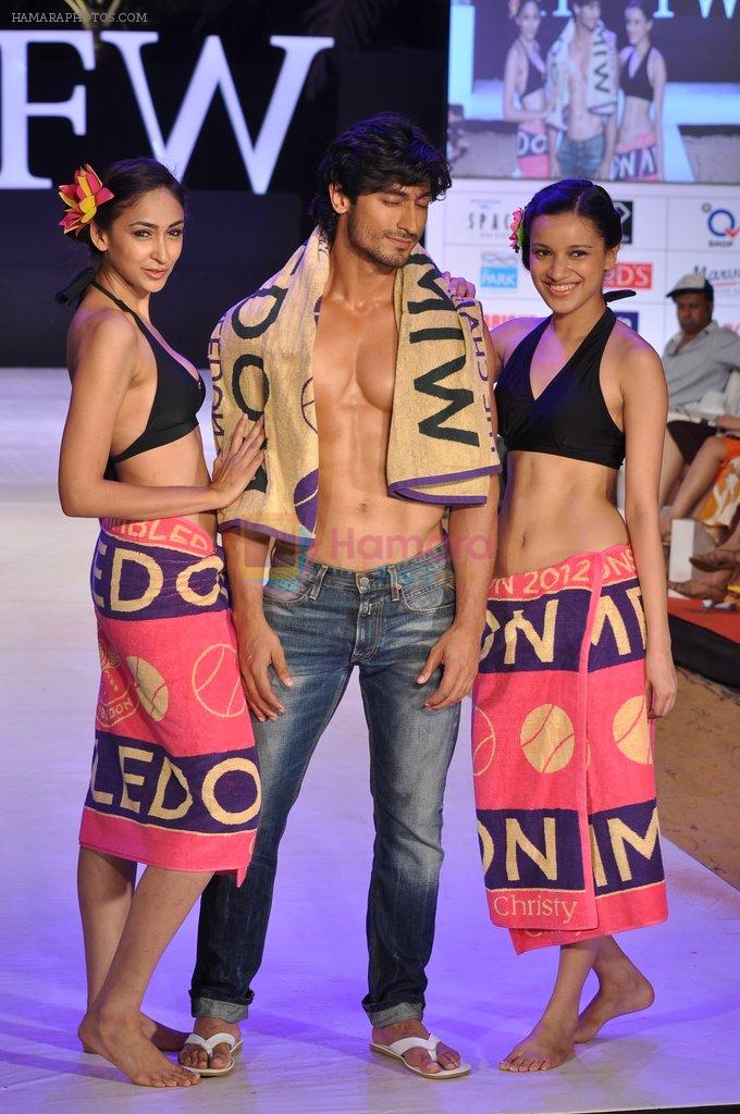 Vidyut Jamwal walk the ramp for Welspun Show at IRFW 2012 in Goa on 1st Dec 2012