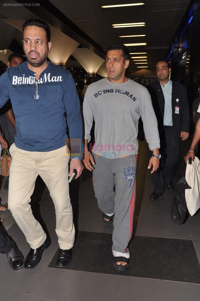 Salman Khan return from Dubai after performing at Ahlan Bollywood show in Airport, Mumbai on 3rd Dec 2012