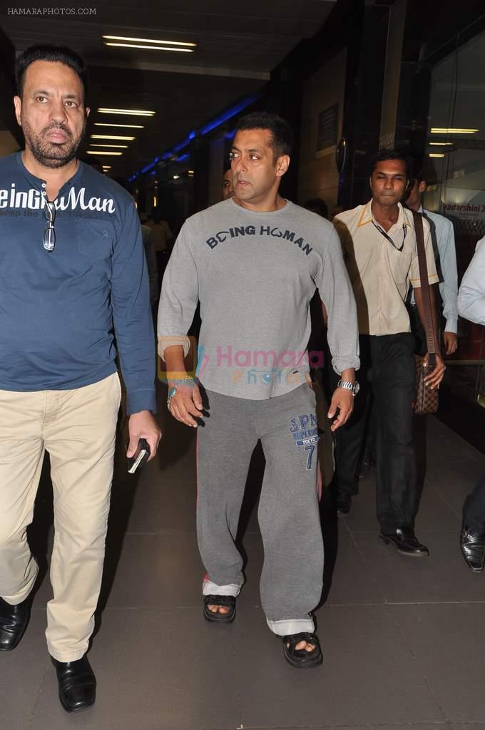Salman Khan return from Dubai after performing at Ahlan Bollywood show in Airport, Mumbai on 3rd Dec 2012