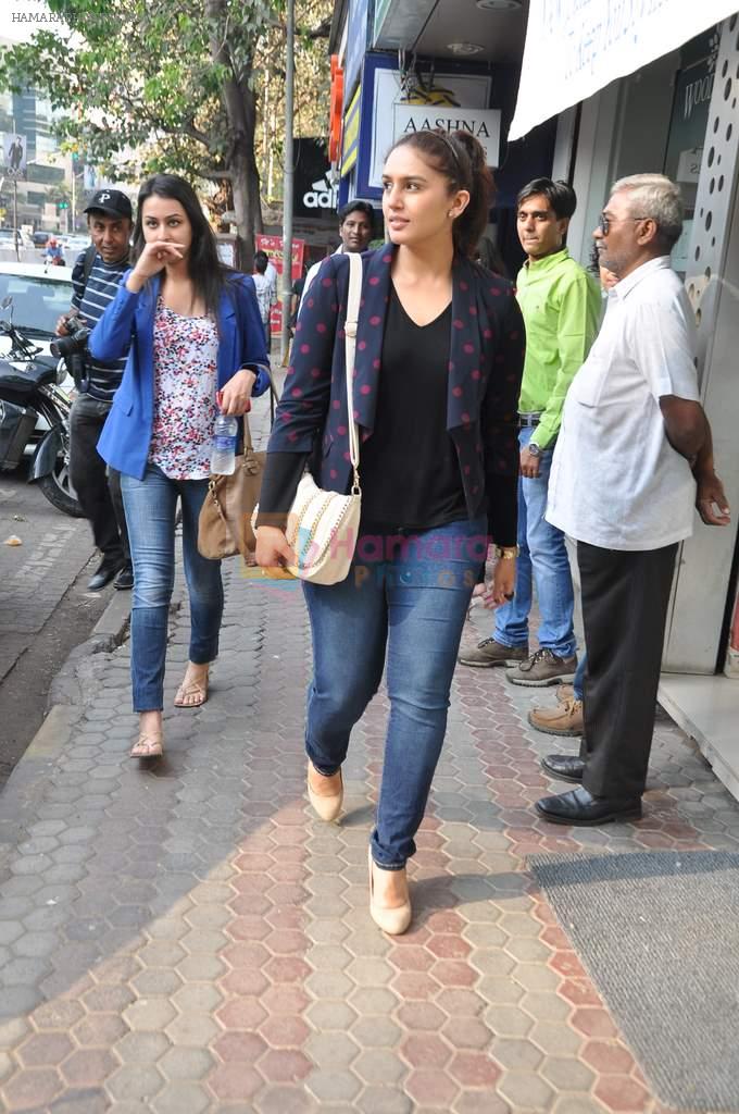 Huma Qureshi snapped in Mumbai on 6th Dec 2012
