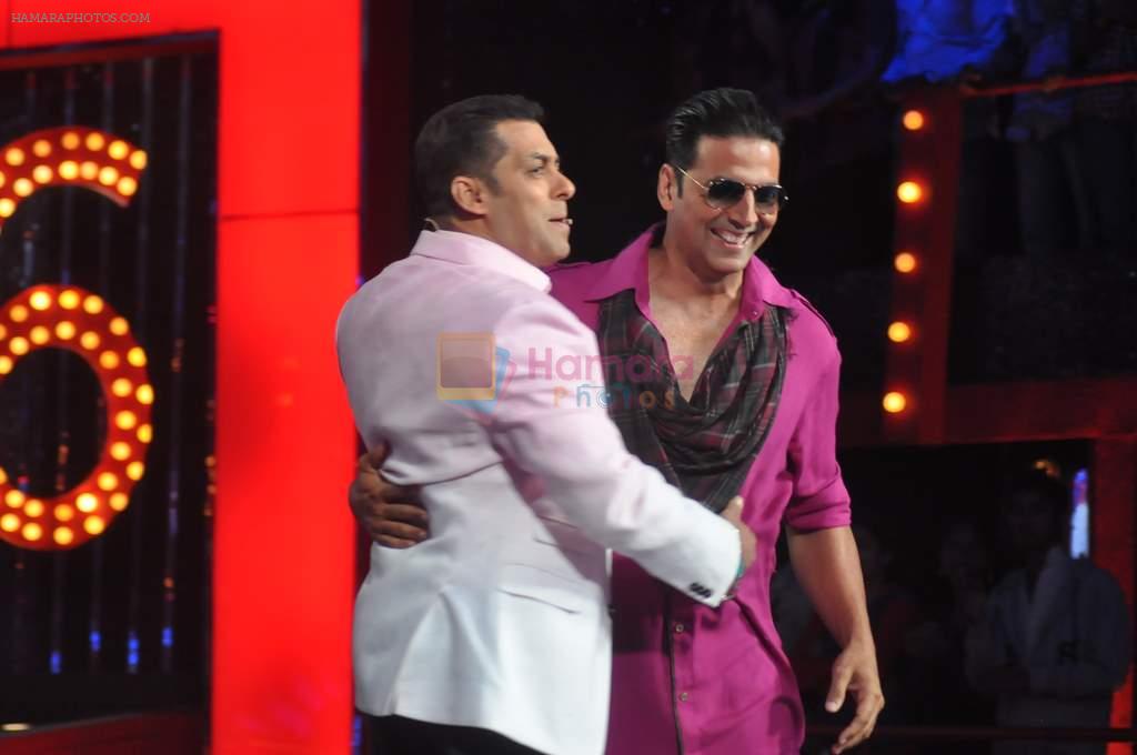Akshay Kumar, Salman Khan on the sets of Big Boss in Lonavla, Mumbai on 7th Dec 2012