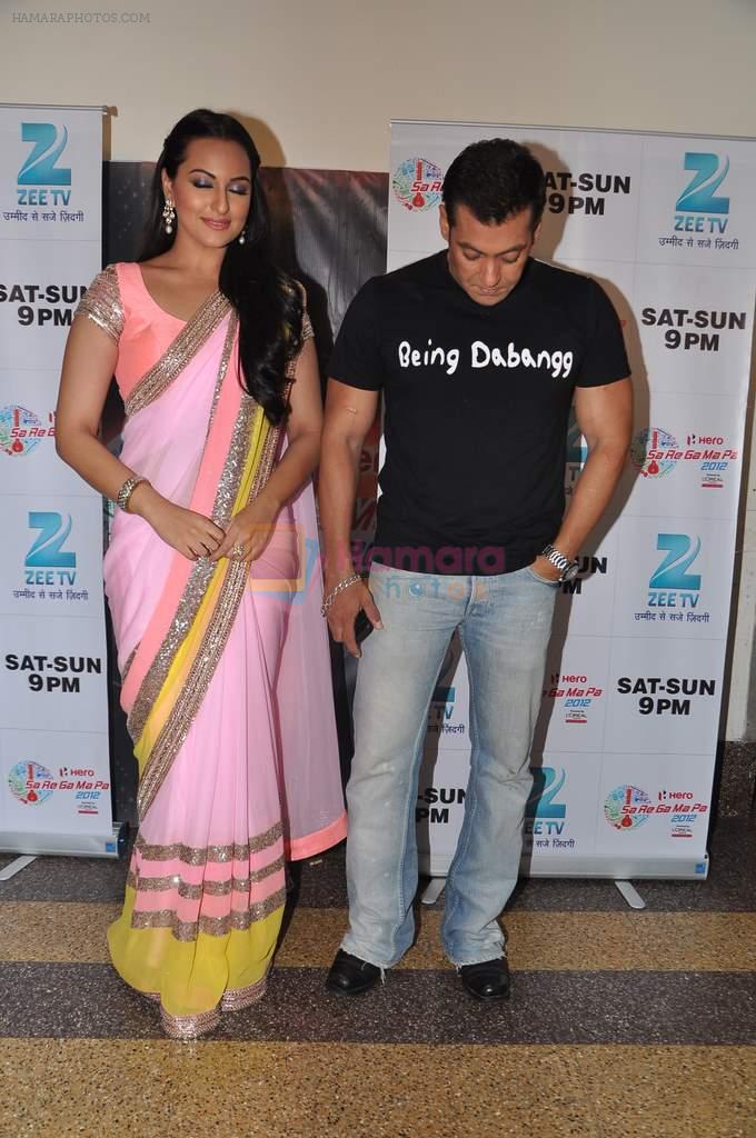 Salman Khan and Sonakshi Sinha on the sets of Sa Re Ga Ma in Famous on 10th Dec 2012