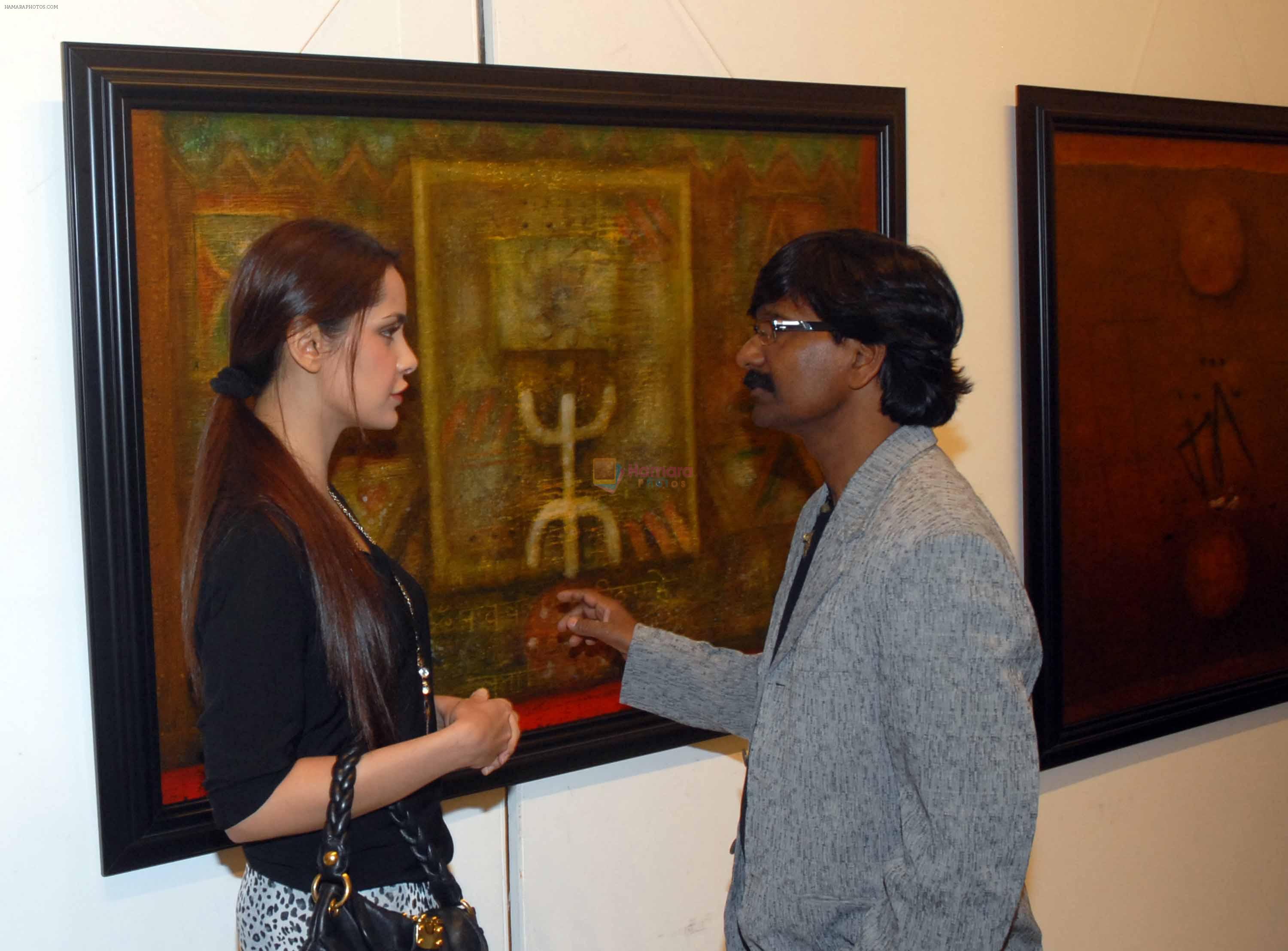 Shazahn Padamsee inaugurated painting exhibition of Artist Ramesh Thorat at Jehangir art gallery, Kala Ghoda in Mumbai on 11th Dec 2012