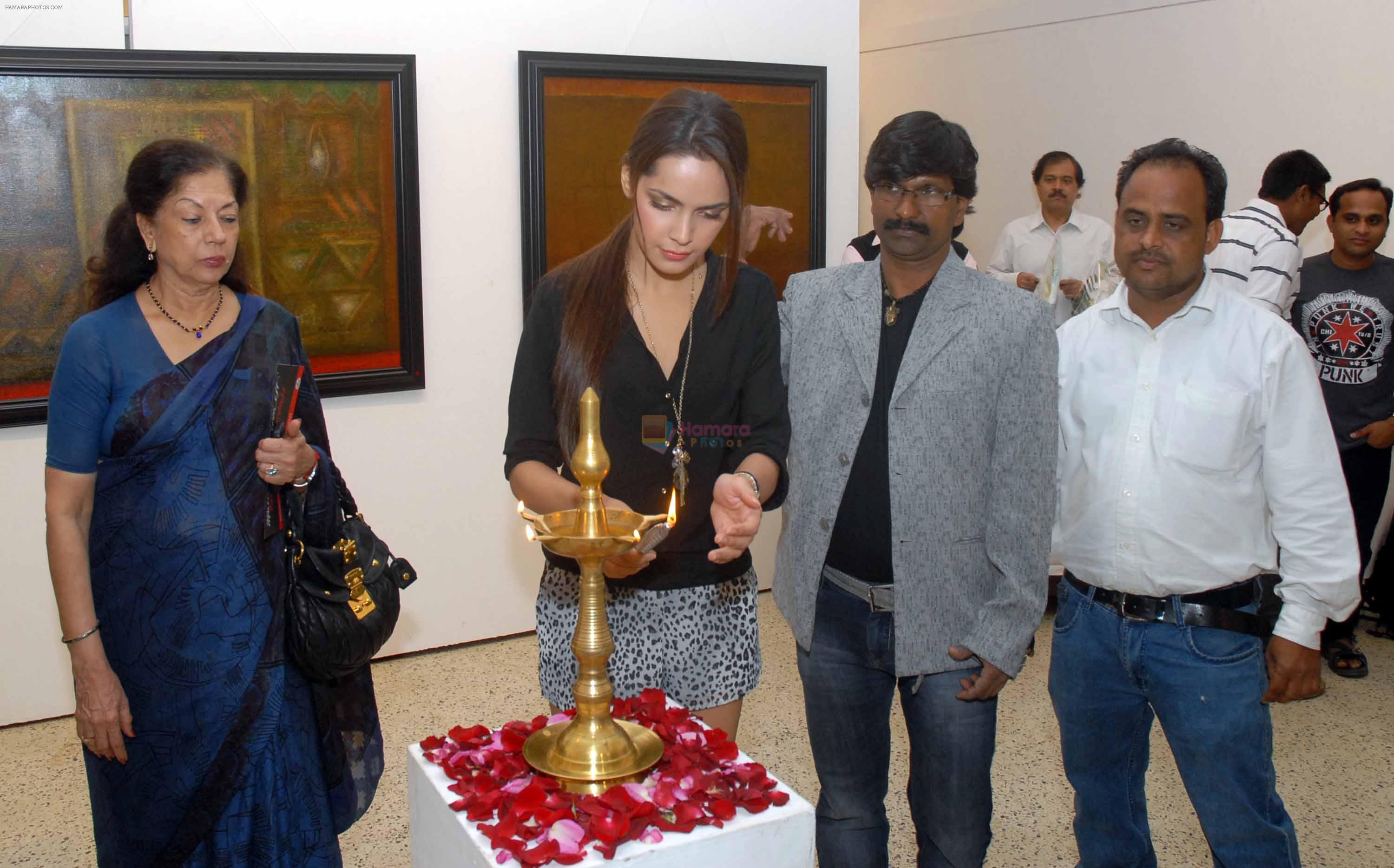 Shazahn Padamsee inaugurated painting exhibition of Artist Ramesh Thorat at Jehangir art gallery, Kala Ghoda in Mumbai on 11th Dec 2012