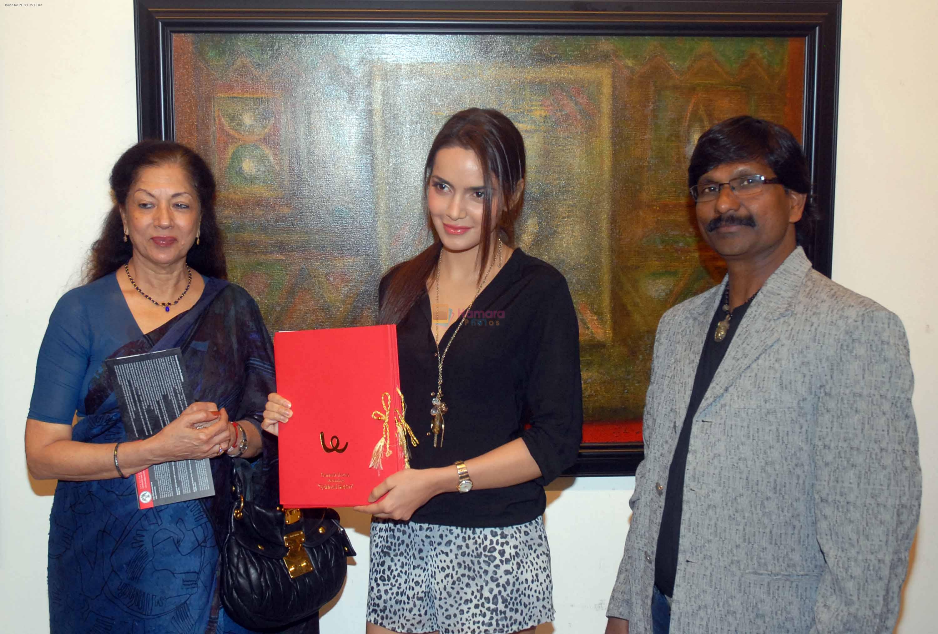 Shazahn Padamsee inaugurated painting exhibition of Artist Ramesh Thorat at Jehangir art gallery, Kala Ghoda in Mumbai on 11th Dec 2012